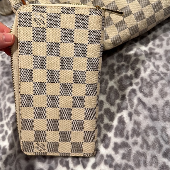 ONLY Zippy Wallet ✅ - Authentic - Bag SOLD 🚨 OPEN TO OFFERS - Picture 2 of 4